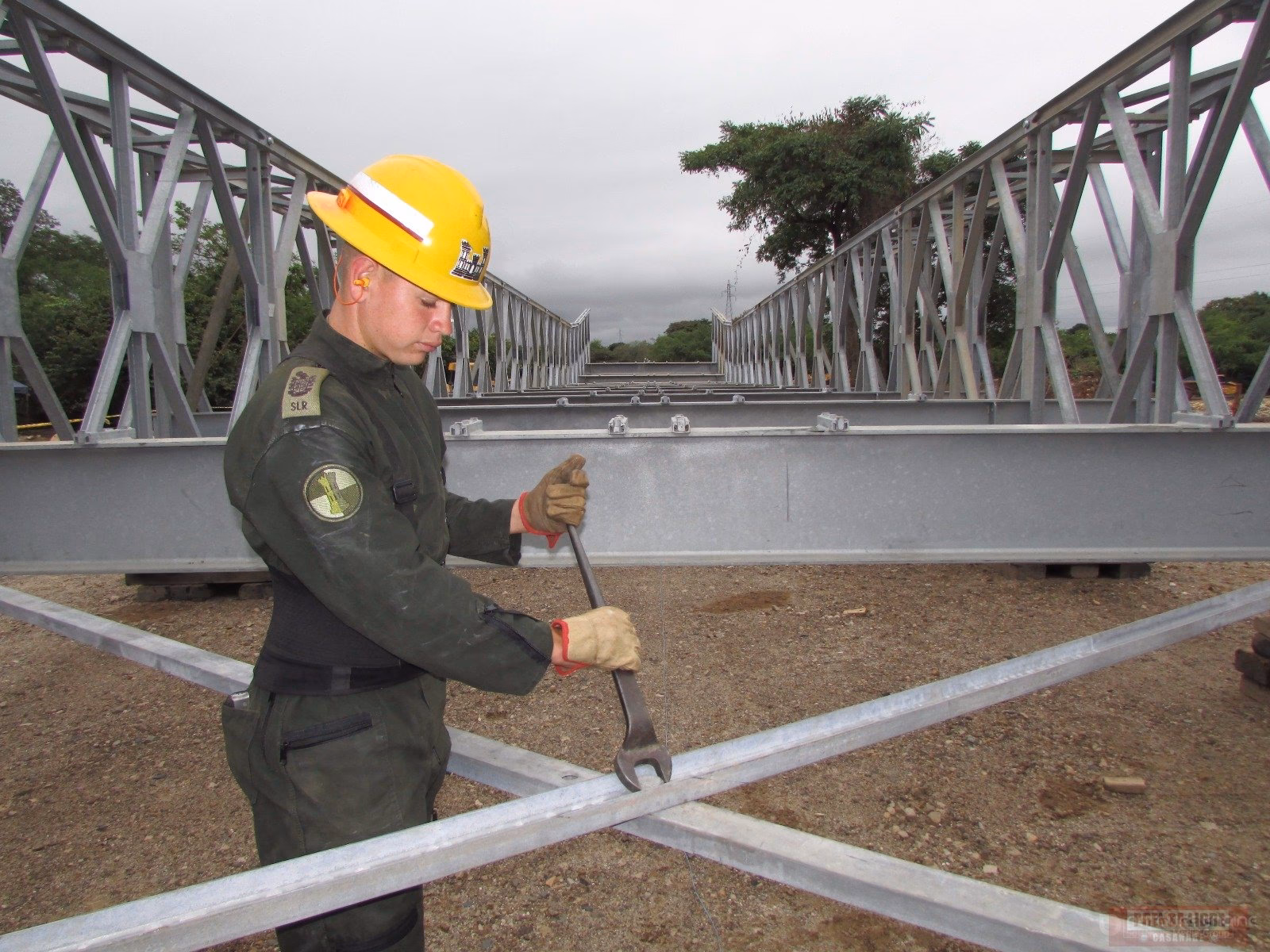 ¿Quién publicó las especificaciones estándar para el diseño y construcción de puentes?