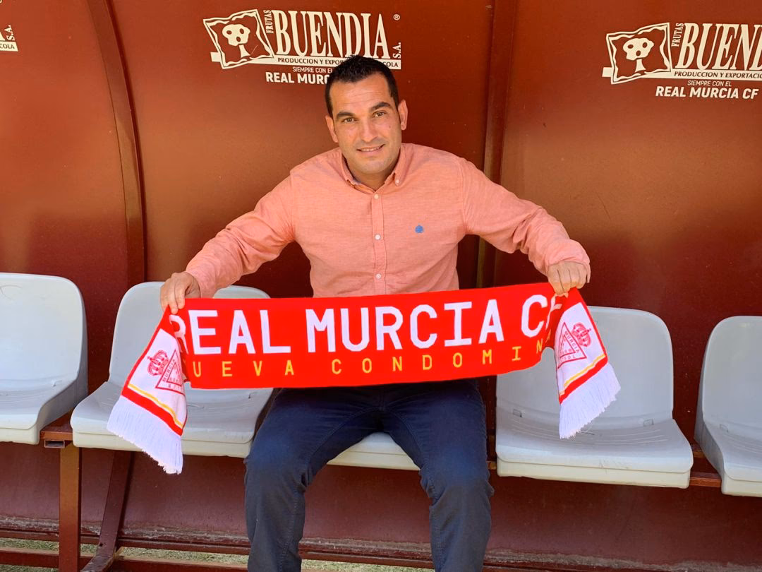 ¿Qué estudio Adrián en el Instituto Juan Carlos I de Murcia?