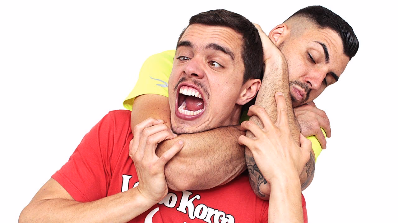 ¿Quién agarró al entrenador asistente por el cuello?