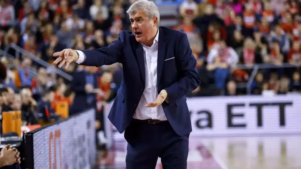 ¿Quién es el segundo entrenador del club que actuaba como local?