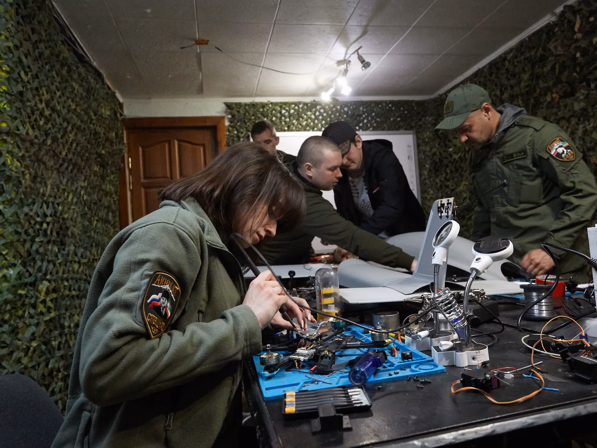 ¿Qué manipulan los miembros de Ajmat en Lugansk?