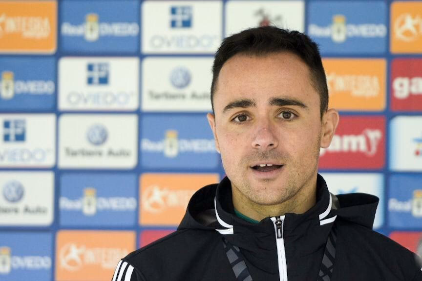 ¿Quién es el entrenador del Racing de Oviedo?