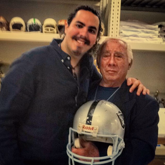 ¿Cuál es el título de Alejandro Morales?