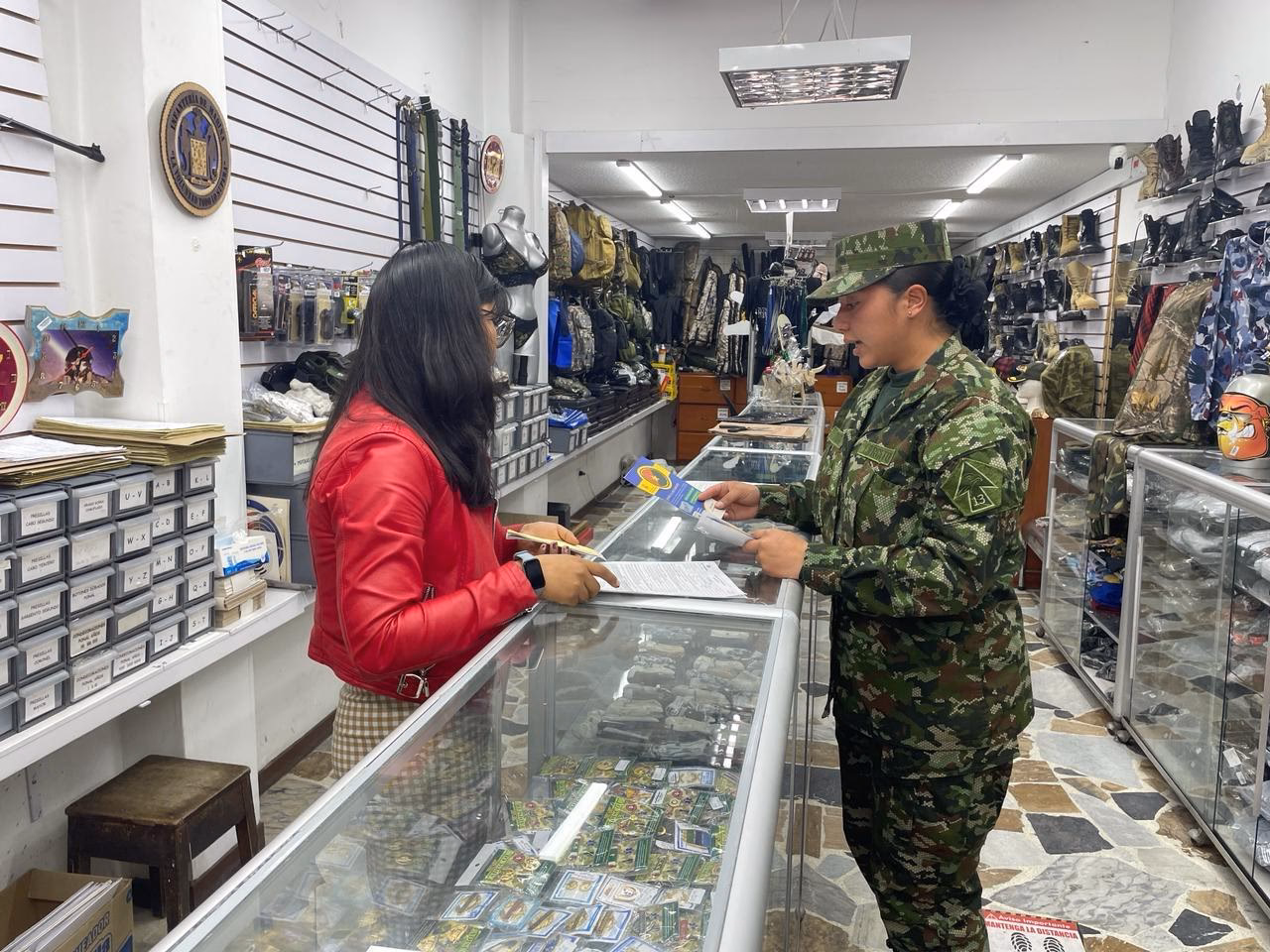 ¿Dónde puedo comprar objetos militares?