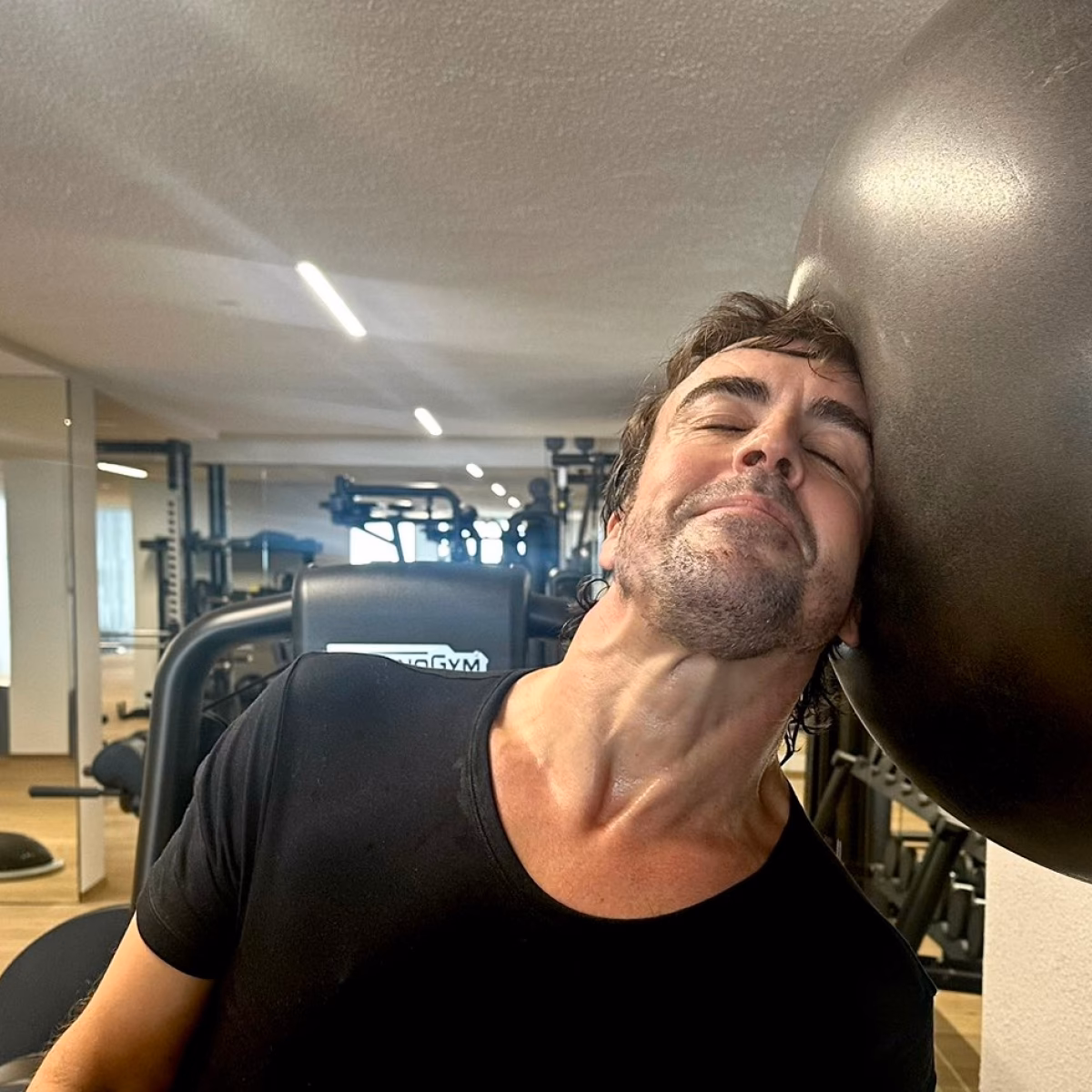 ¿Por qué Alonso tiene el cuello musculoso?