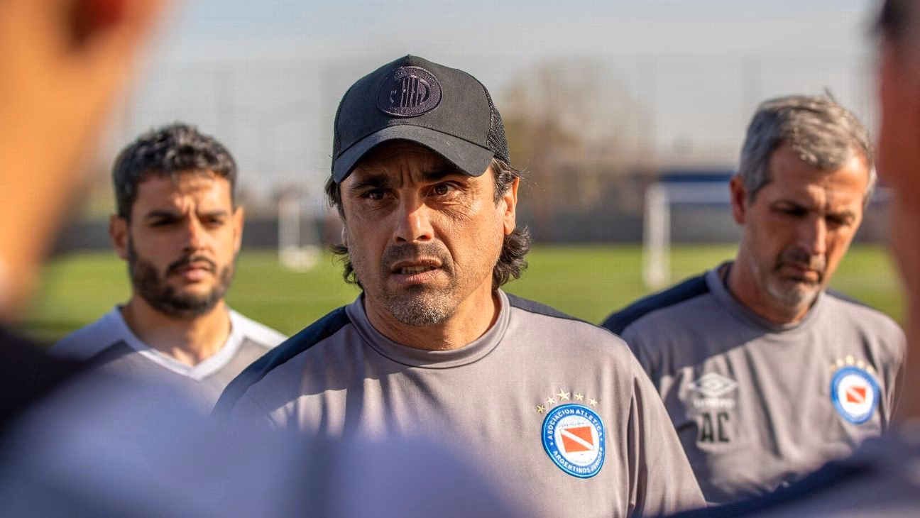 ¿Quién fue el jugador profesional de Argentinos Juniors?