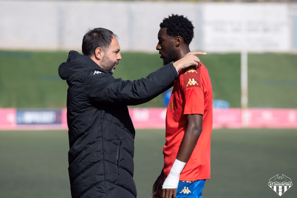 ¿Quién es el entrenador del Atlético Saguntino?
