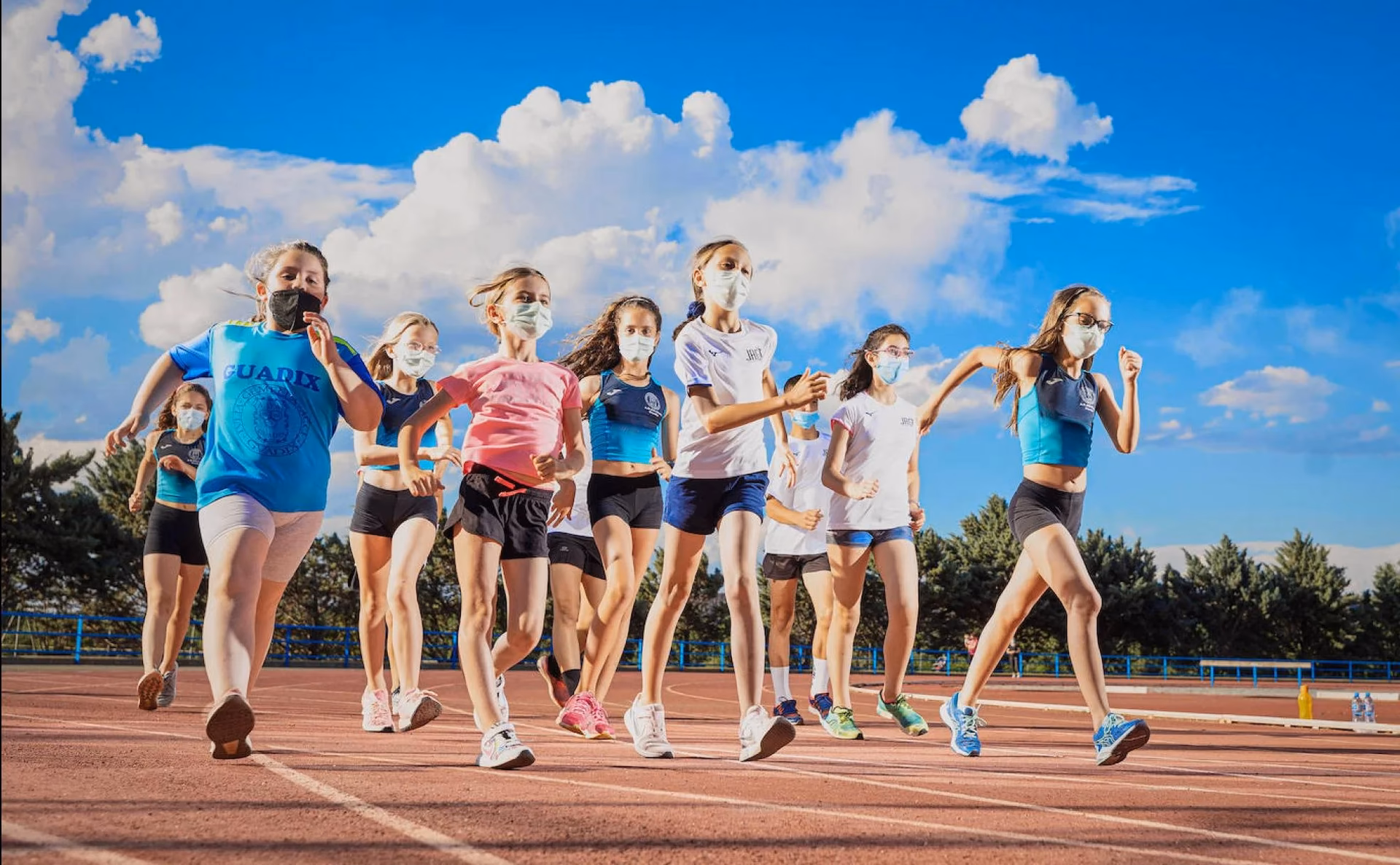 ¿Dónde pueden practicar atletismo los niños?