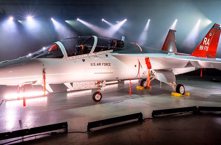 ¿Qué opción está considerando España para el avión entrenador avanzado?