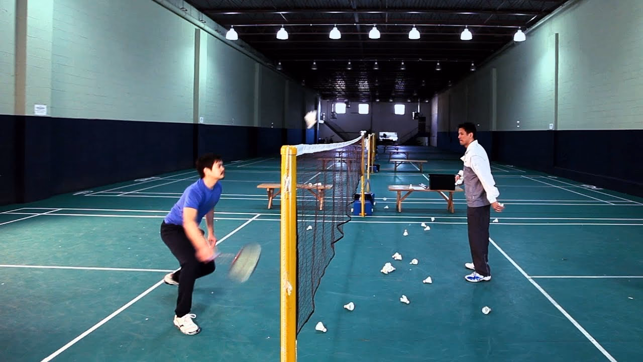 What is a Level 1 badminton coaching course?
