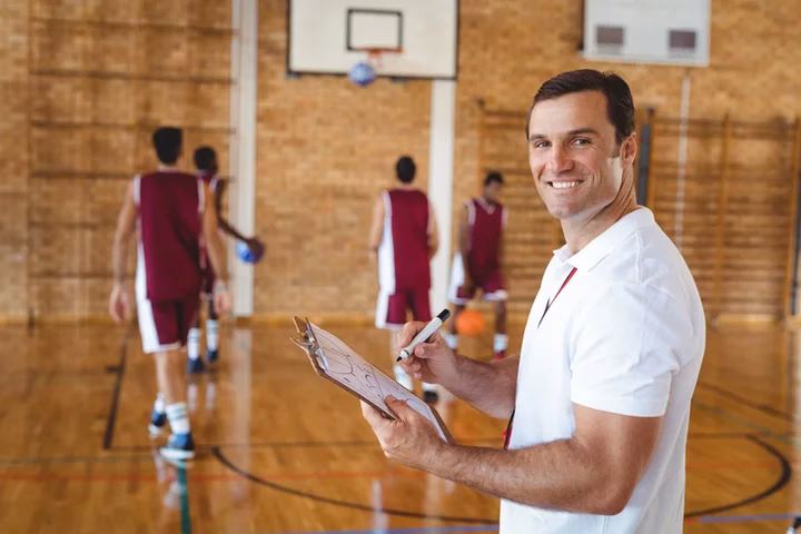 What are the responsibilities of a basketball coach?