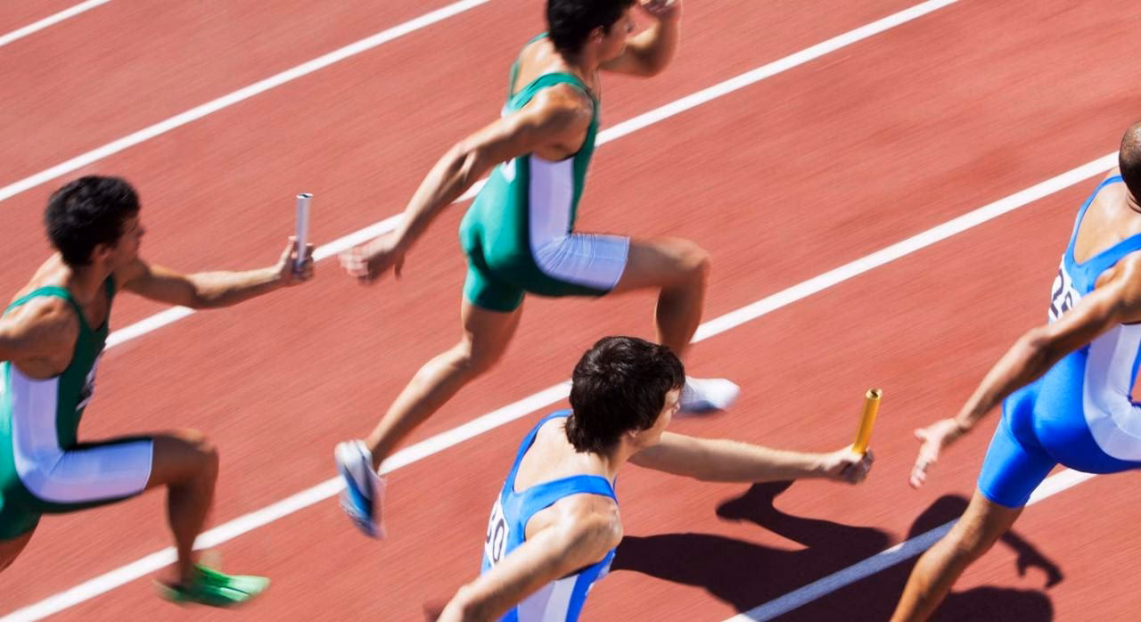 ¿Qué requisitos deben cumplir los deportistas para recibir becas?