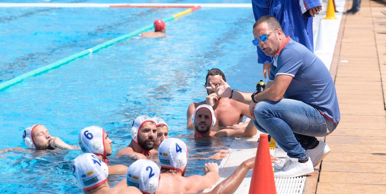¿Cuáles son los requisitos para ser entrenador de waterpolo?