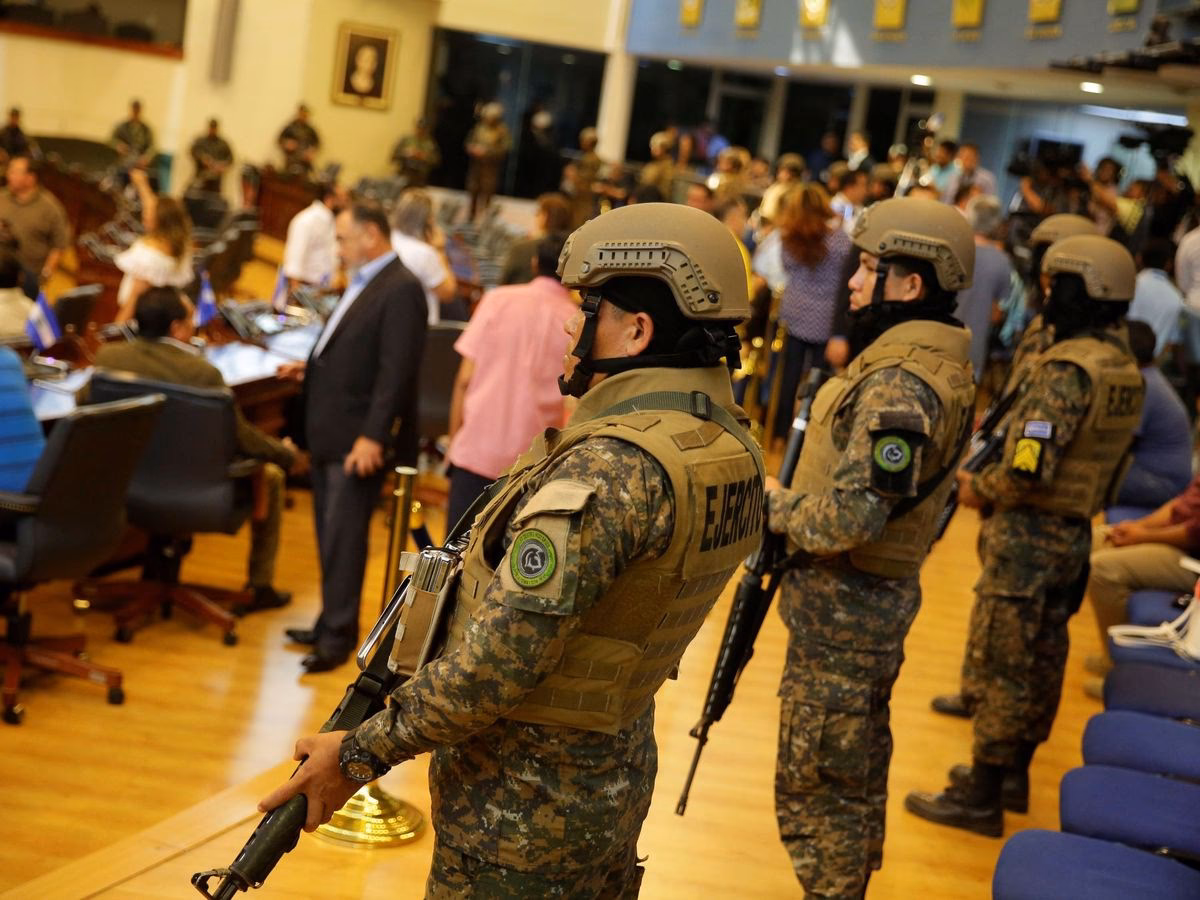 ¿Cuál es la relación entre el ejército y Bukele?