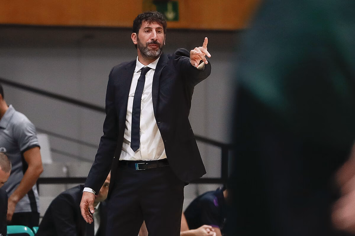 ¿Quién es el entrenador del Valencia Basket?