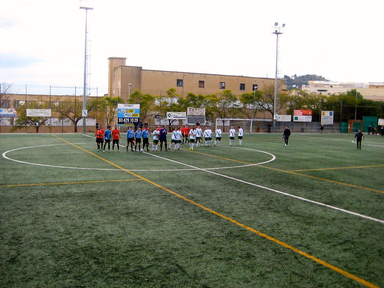 ¿Dónde se encuentra la pista de fútbol de Barcelona?