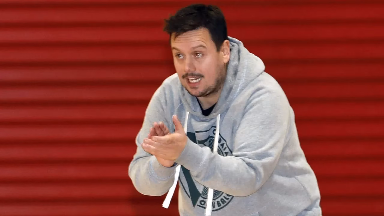 ¿Cómo adaptó Carlos Novo Pérez-Sindín a jugar al baloncesto?