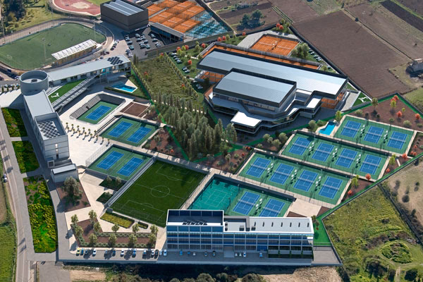 ¿Qué equipamientos deportivos ofrece Rafa Nadal Tennis Center?