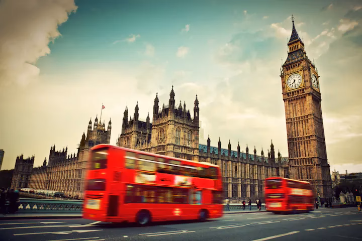 What companies fly from Alicante to London?