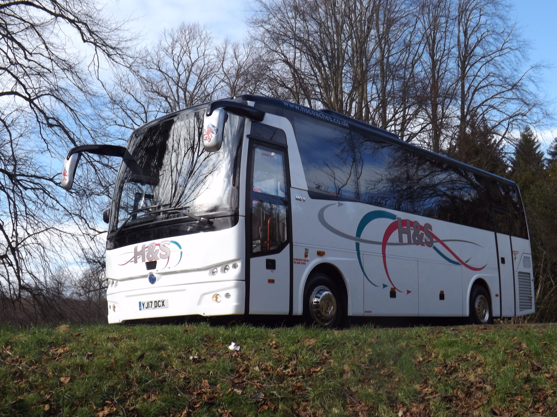 Who provides high-quality coach services in Glasgow?