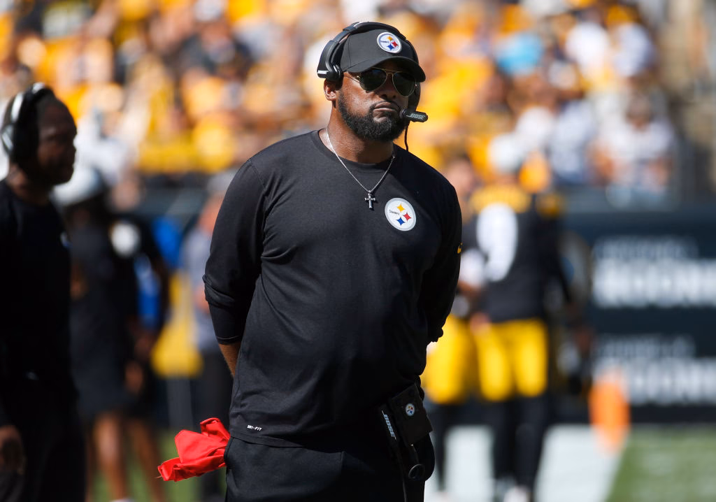 What are the qualifications for a head coach?