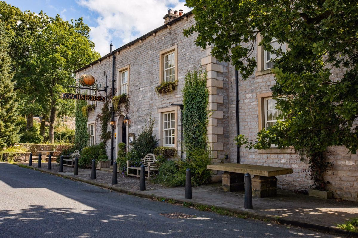 How many bedrooms does the Coach & Horses have?