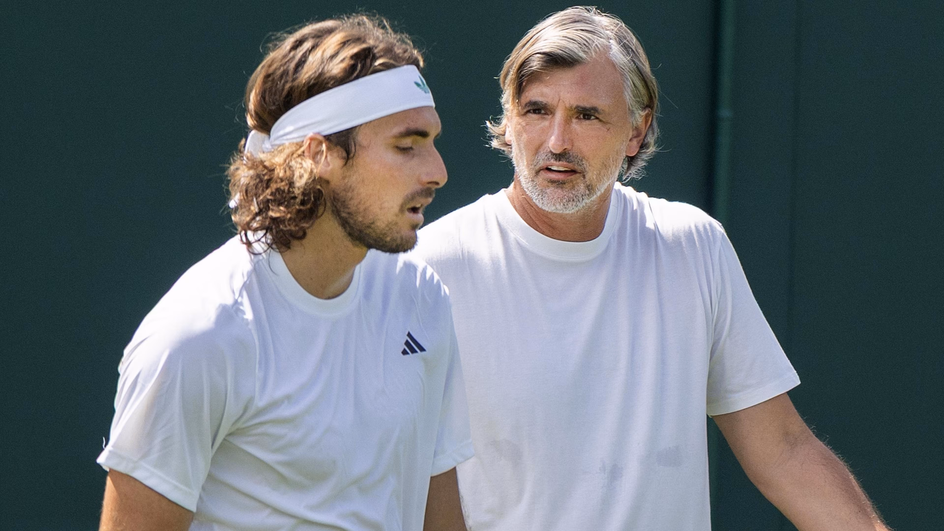 Does Tsitsipas have a one-hander?