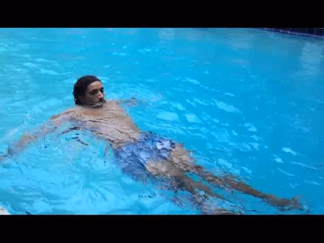 ¿Cómo hacer ejercicio abdominal en la piscina?