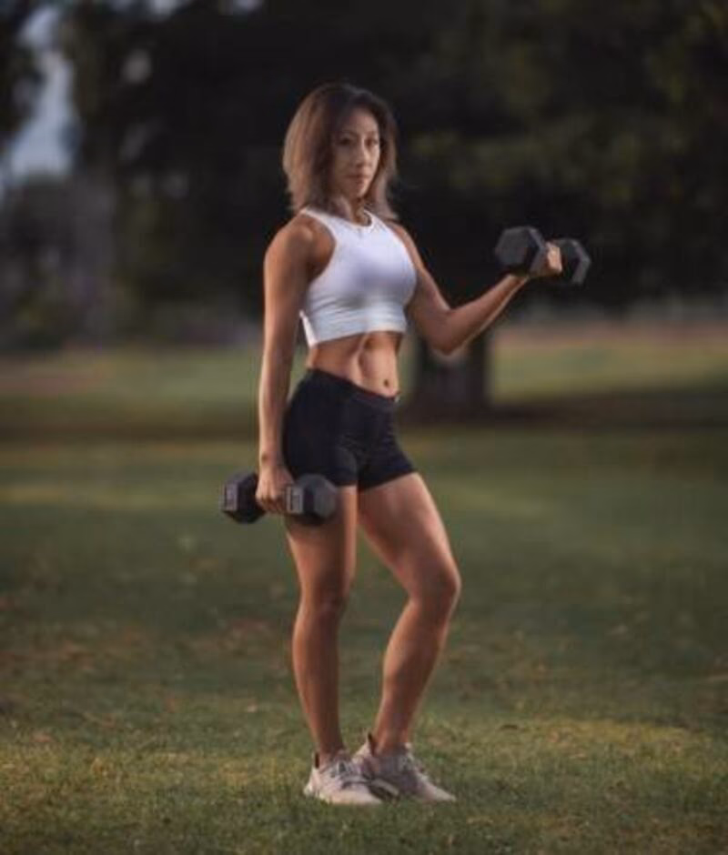 ¿Cómo ejercitar los brazos mientras caminas?