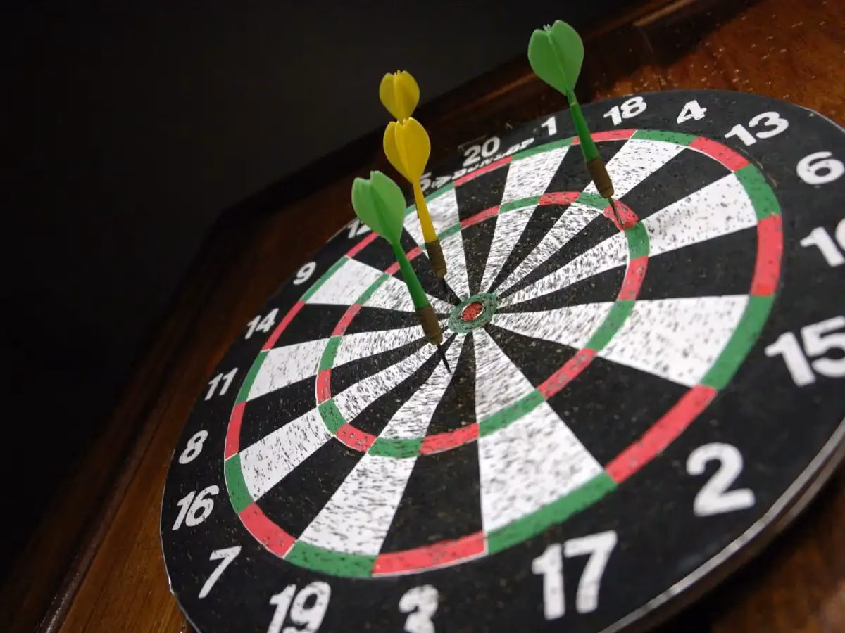 ¿Cómo puedo sostener los dardos?