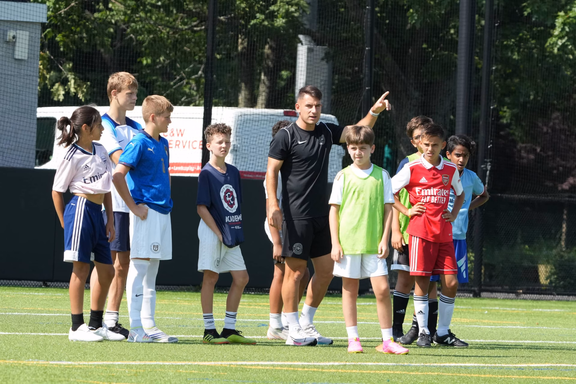 ¿Cuáles son las cualidades que conforman un entrenador de fútbol infantil exitoso?