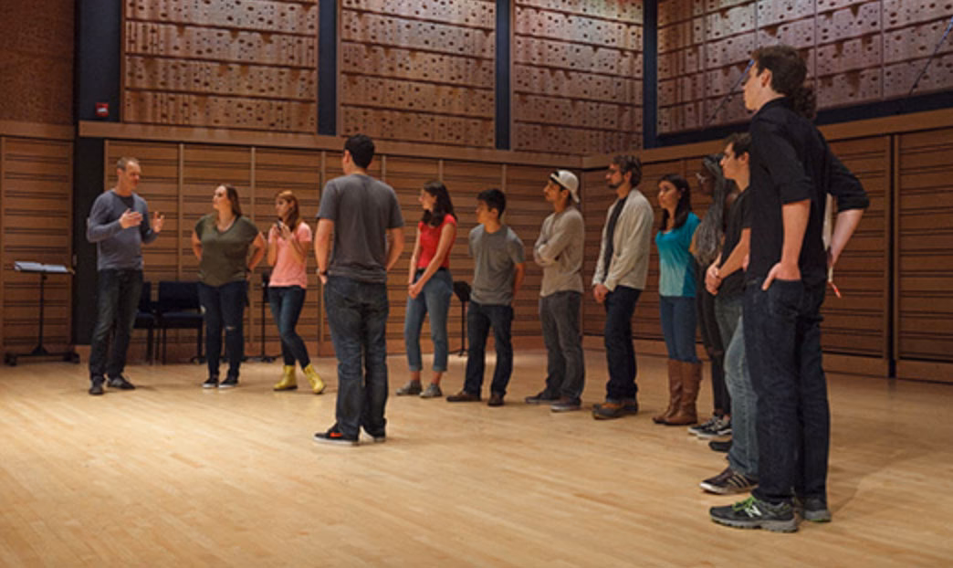 ¿Qué se necesita para ser coaching vocal?