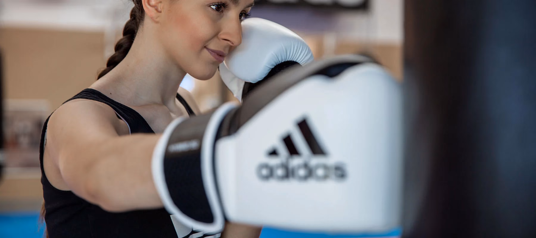 ¿Cuántas onzas tiene un guante de boxeo?