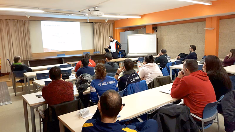 ¿Quién puede acceder al curso de voleibol?