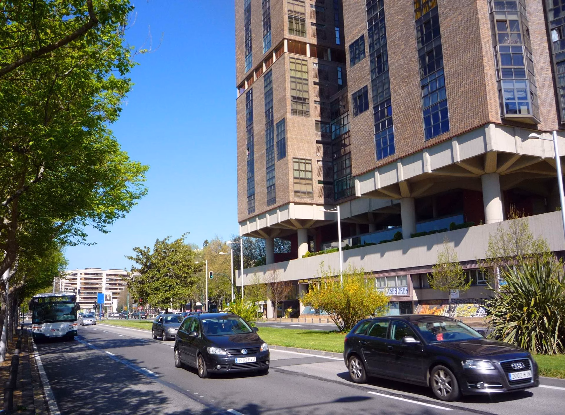 ¿Quién construyó el Edificio Caja Ahorros Municipal de Pamplona?