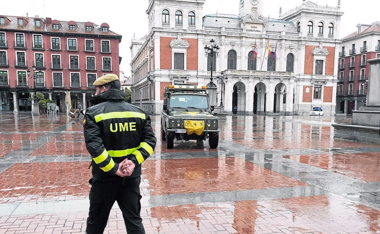 ¿Por qué el ejército insurgente fue recibido con honores en Valladolid?