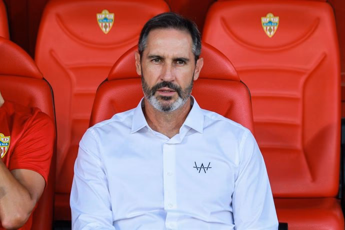 ¿Quién fue el primer entrenador del UD Almería B en Tercera División?
