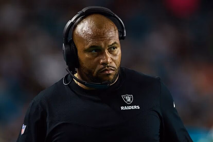 ¿Quién es el entrenador de los Raiders?