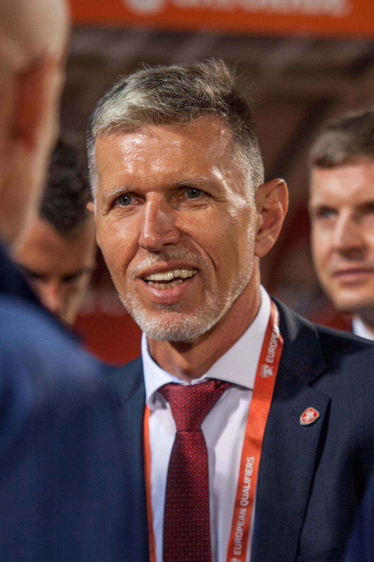 ¿Cómo se llama el entrenador que entrena al Slavia Praga?