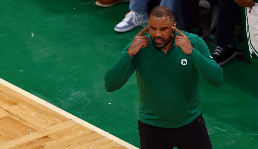 ¿Quién es el encargado de dirigir la plantilla de Houston Rockets?