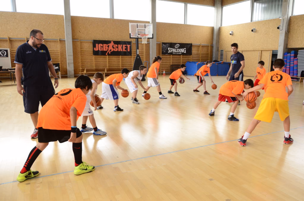¿Cuáles son las fases del entrenamiento de baloncesto?