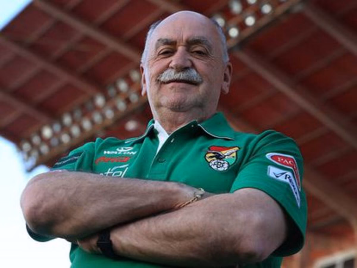 ¿Quién es el entrenador con más títulos de la Primera División de Bolivia?