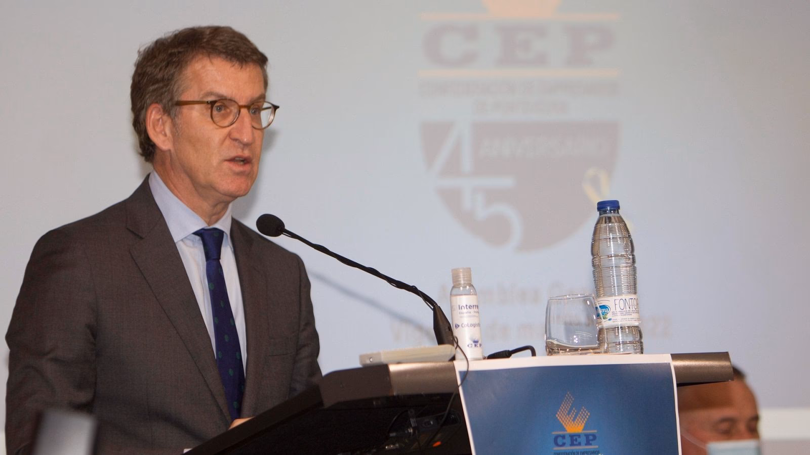 ¿Cuál es la relación entre Feijóo y los grupos políticos?