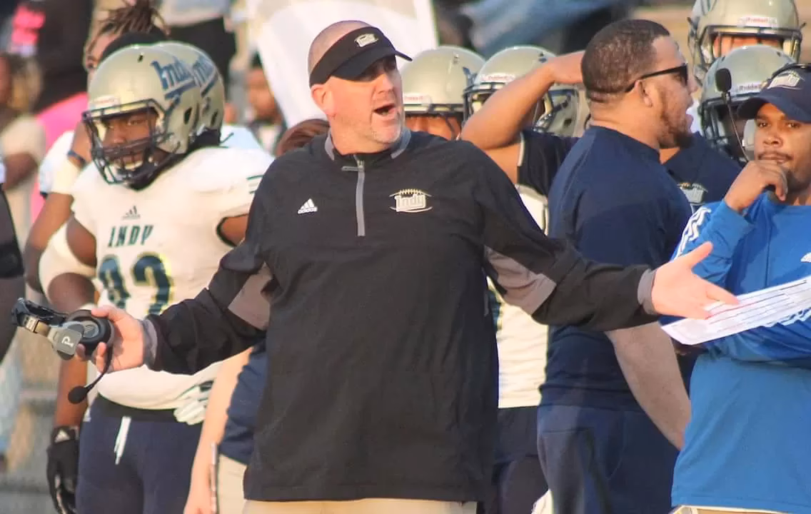 ¿Cuál es la relación entre Brown y el entrenador?