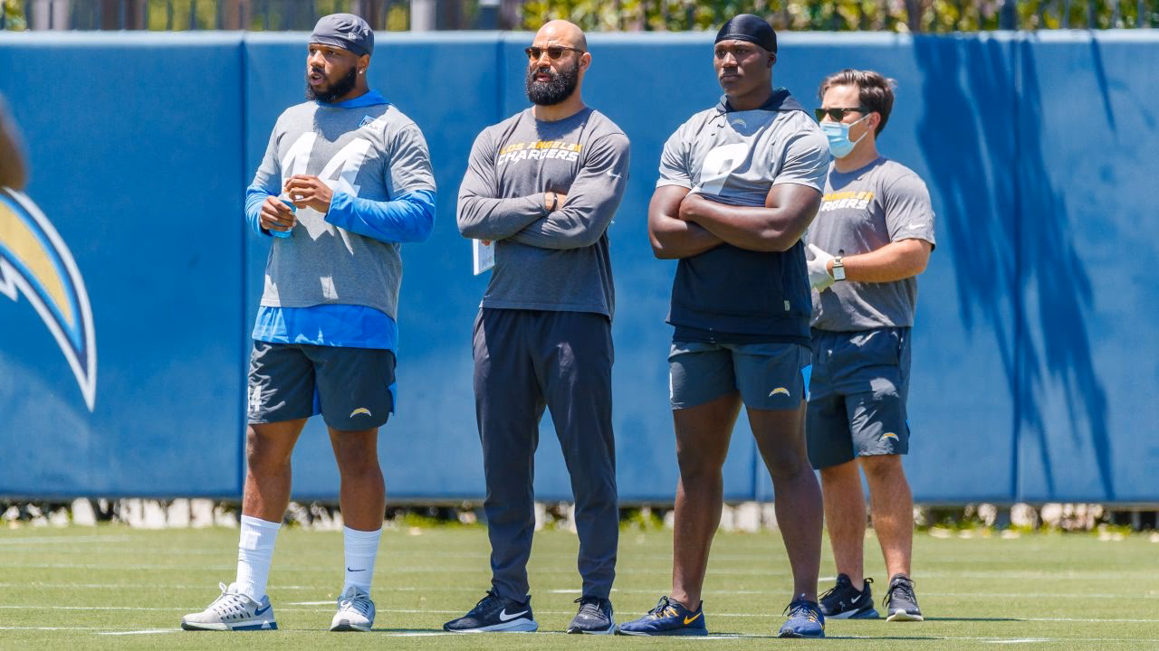 Who is the offensive line coach for the Los Angeles Chargers?