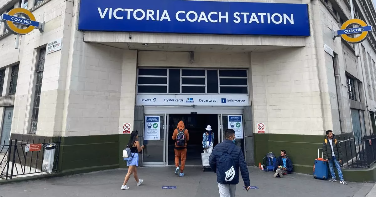 What are the operating hours of London Victoria Coach Station?