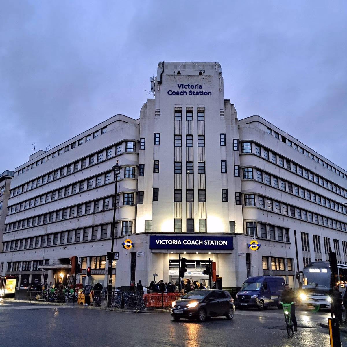 How long does it take to get from Heathrow Airport to Victoria?