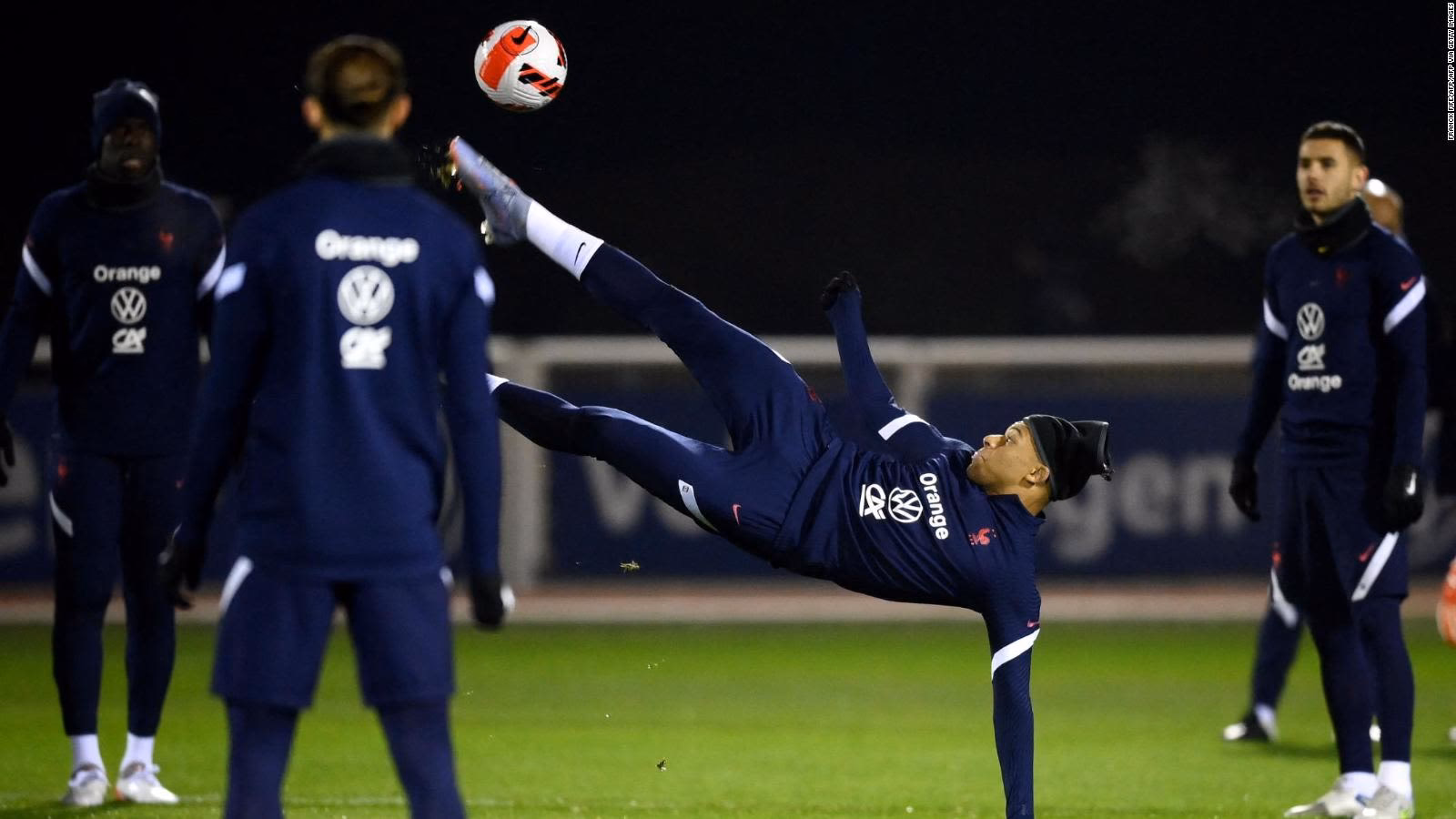 ¿Qué le pasó a Mbappé durante el entretiempo?