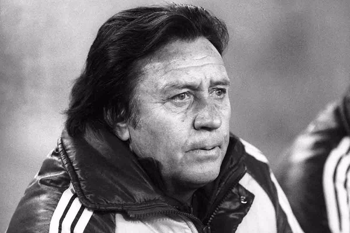 ¿Quién convence a Molowny para continuar en el banquillo?