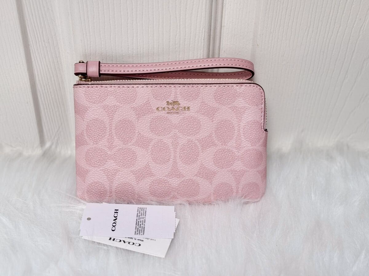¿Qué ofrece la muñequera Coach Signature single Corner Zip?
